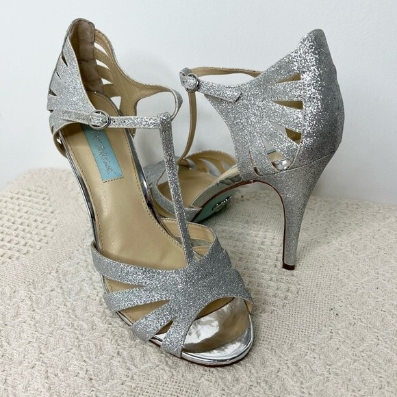 Blue by Betsey Johnson T Strap Silver Glitter Tee Heels Stiletto Sandals Bridal - Picture 1 of 12